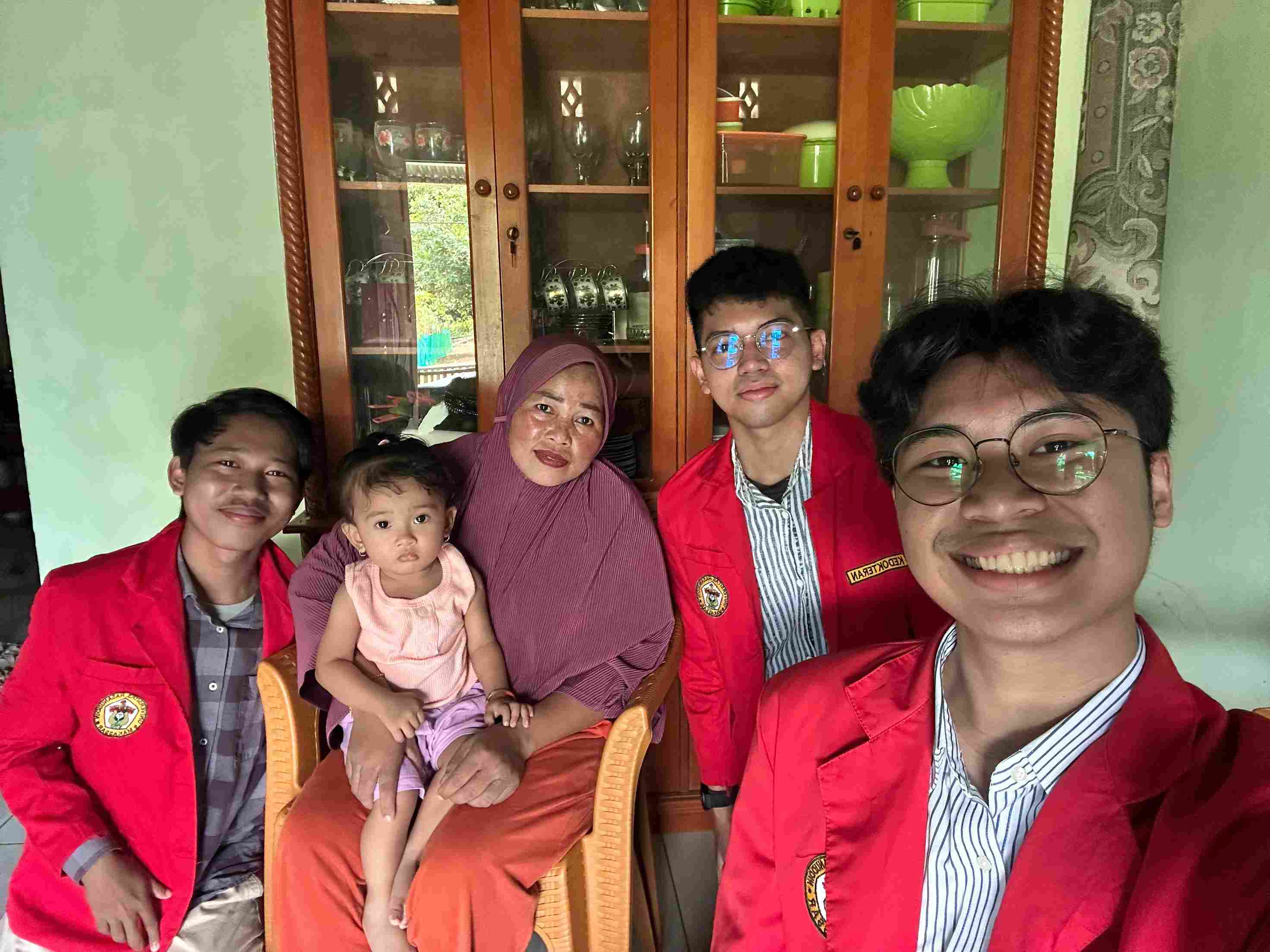 Pertama kali berkunjung ke rumah adek Azura